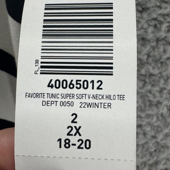 Torrid Striped V-Neck Super Soft Knit Hi-Lo Tunic Tee Black & White Size 2X NWT - Picture 5 of 6